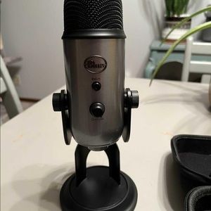 Blue Yeti microphone w/ case